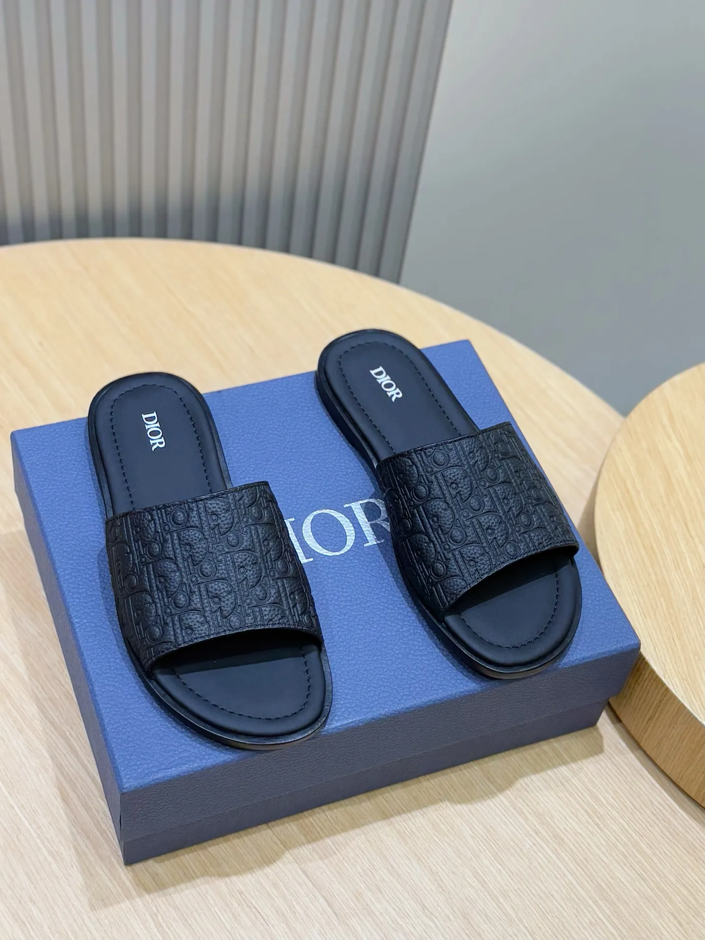 Men's Men's Shoes 💰320 [New Style] 🐝🐝Dior Alias ​​men's leather slippers. This Alias ​​sandal is a new summer product, showing a casual and elegant style. Carefully crafted from grained cow leather and Oblique printed fabric, with cowhide lining! Cross-strap design with metal-clad brass CD Diamond logo. The imported cowhide leather and rubber sole adds sophistication and comfort, while Oblique print-effect anti-slip panels add style. Size: 39-44 (customized at 38.45)